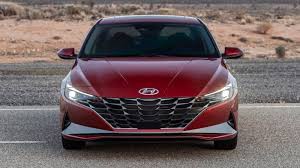 نمای جلو هیوندای النترا 2021 / 2021 Hyundai Elantra قرمز رنگ با منظره آسمان ابری