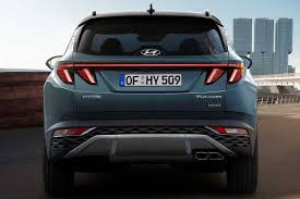 کراس اور هیوندای توسان 2022 / 2022 Hyundai Tucson crossover با رنگ آبی در کنار ساختمان