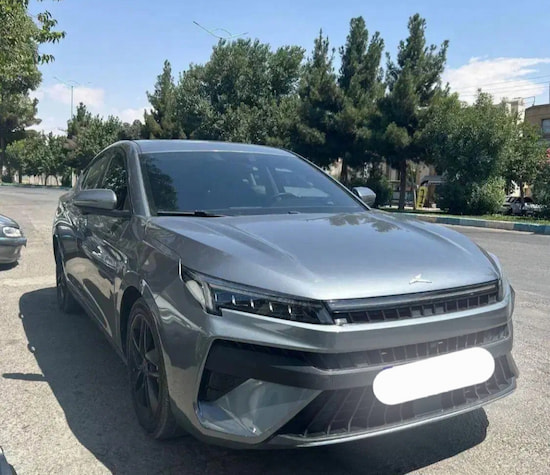  نمای جلو خودرو KMC J7 نقره‌ای با طراحی تهاجمی و چراغ‌های باریک