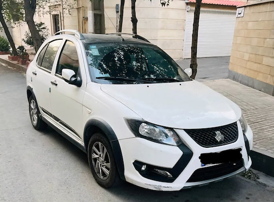 خودرو کوییک سفید پارک شده کنار خیابان با طراحی اسپرت و جلوپنجره مشکی