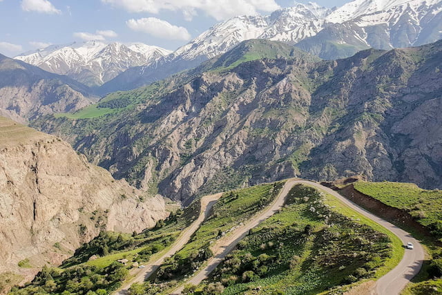 جاده قزوین به الموت با مناظر کوهستانی و پیچ‌های تماشایی