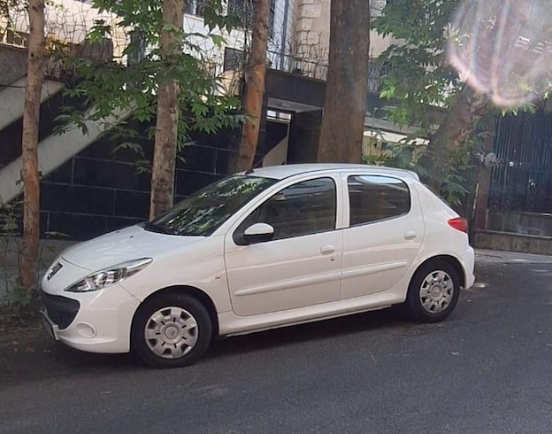 پژو ۲۰۷ اتوماتیک سفید در خیابان&zwnj;های ایران با افت قیمت بالا