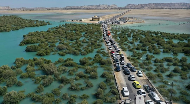 جاده حرا به قشم با مناظر جنگل‌های دریایی و چشم‌انداز آب‌های نیلگون خلیج فارس