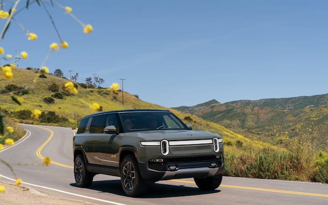 ریویان R1S، SUV برقی آفرودی با توانایی عبور از مسیرهای سخت و طراحی مدرن